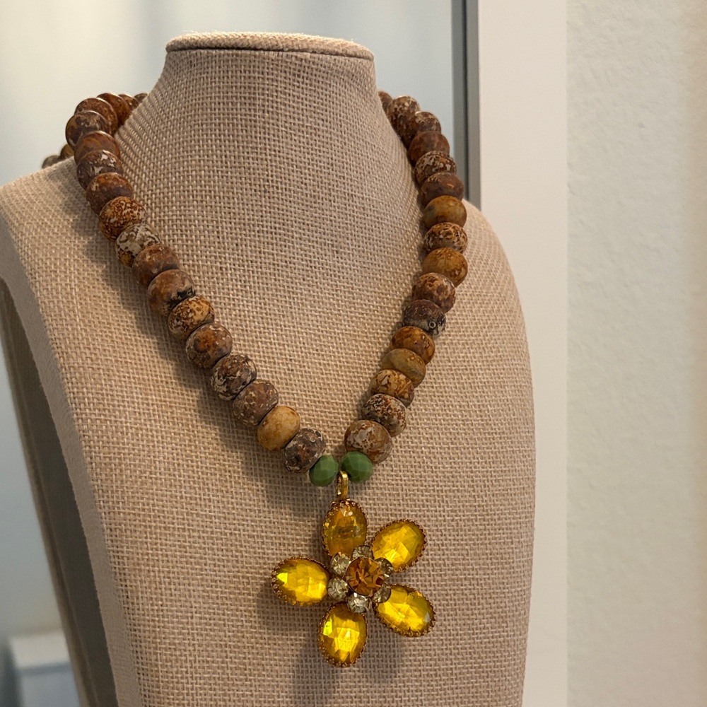 GORG Brown Stone Beaded Necklace with Yellow Gem stone Flower Pendant - Picture 2 of 8